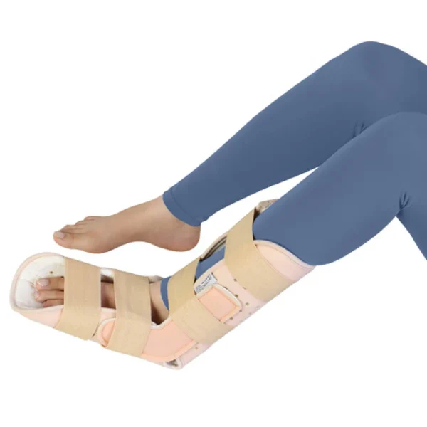 آتل اورژانسی مچ پا طب و صنعت مدل 30630 هنگام قرارگیری روی مچ و پا